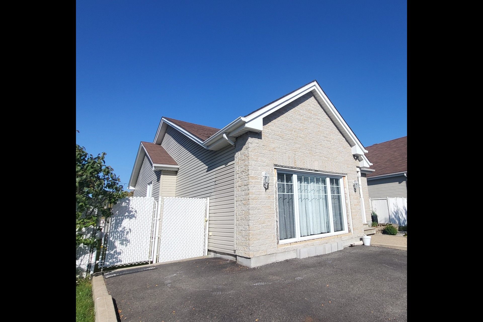 image 1 - Maison À vendre Châteauguay - 10 pièces