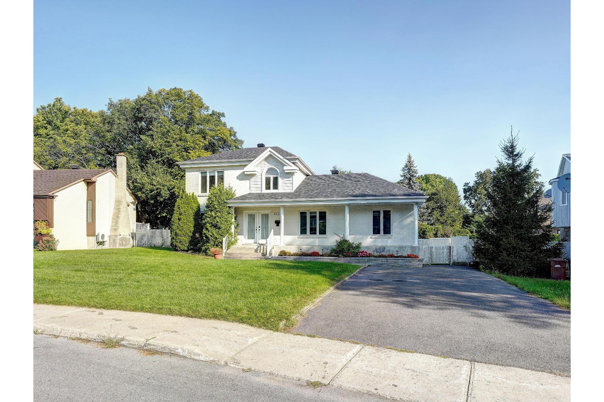 image 1 - House For sale Fabreville Laval  - 18 rooms